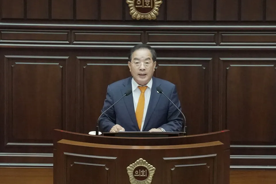22일 오전 10시 하윤수 부산시교육감이 부산시의회 정례회 제2차 본회의에서 2025년도 예산안과 기금운용계획안, 2024년도 추가경정예산안 및 기금운용계획 변경안에 대해 제안설명하고 있다.(사진_부산교육청)