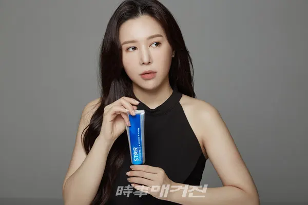 가수 겸 뮤지컬 배우인 김추리가 제니튼 스타치약의 광고모델 촬영하고 있다.(사진_제니튼)