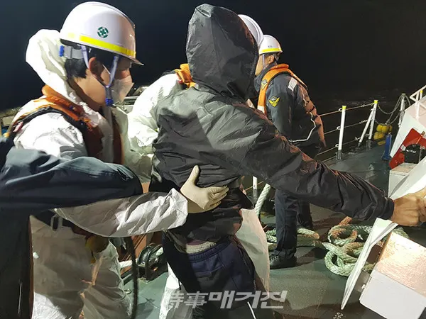 목포해양경찰서는 신안군 우이도 해상 복통 응급환자를 긴급이송했다.(사진_목포해양경찰서)