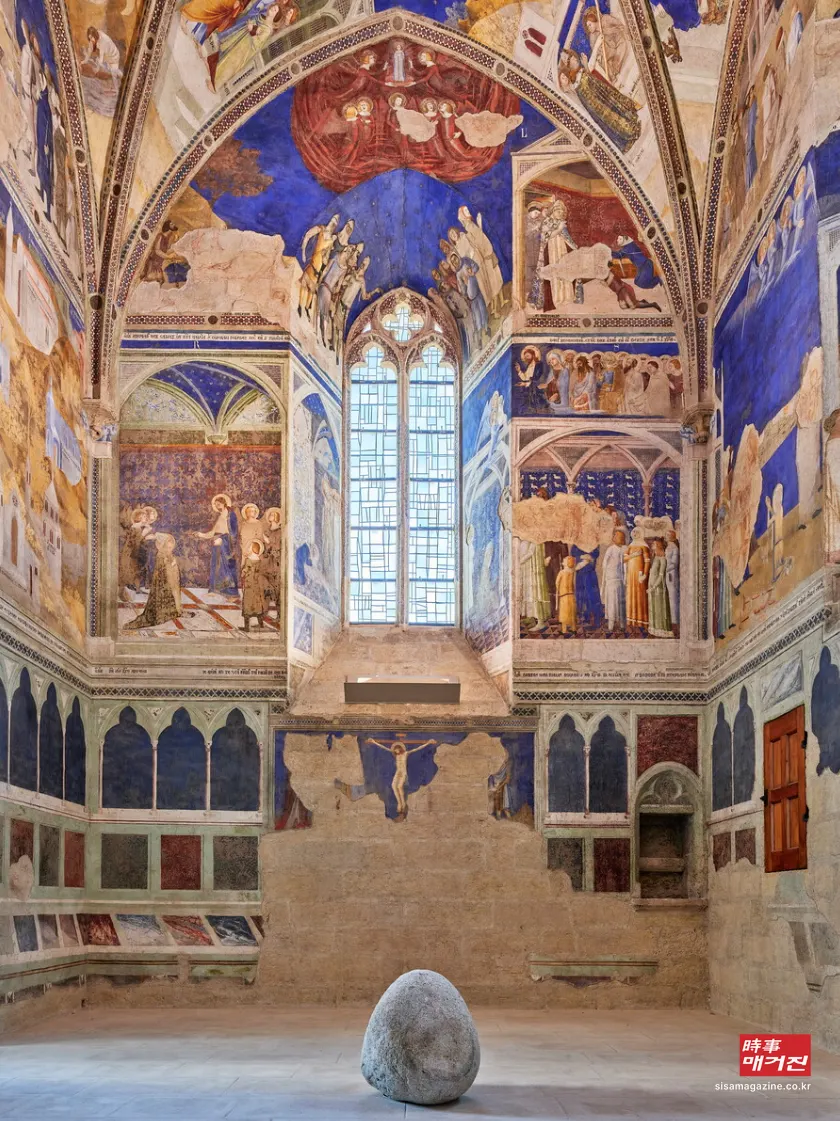 <그림2> 이우환,《Relatum: Lee Ufan》전시전경, 2026, 프랑스 아비뇽 교황청(Palais des Papes). 사진 ⓒDavid Giancatarina, 출처: 국제갤러리