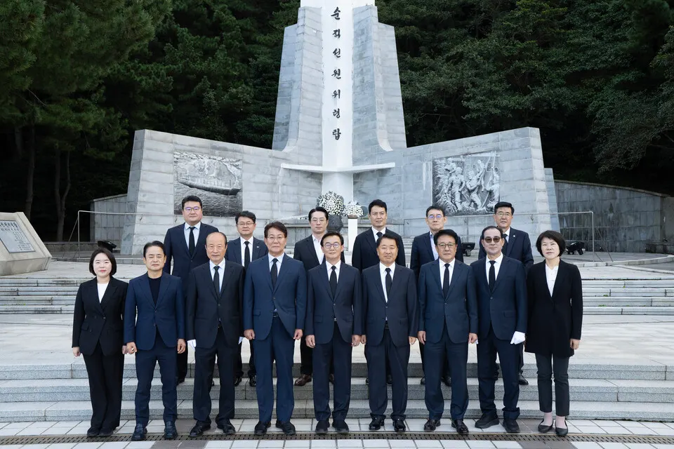 22일 부산 영도구 동삼동에 위치한 ‘순직선원 위령탑’을 찾아 참배 후 기념촬영을 하고 있다.(사진_해수부)