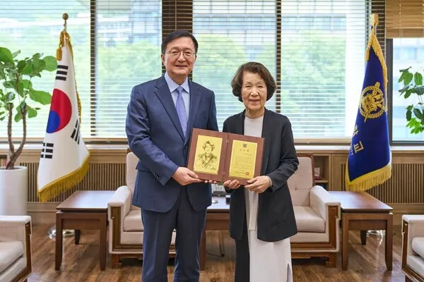 조영수 한세예스24문화재단 명예이사장이 서울대학교 인문대학에 발전기금 1억원을 기부하고 감사패를 수여받았다. (사진_한세예스24문화재단)