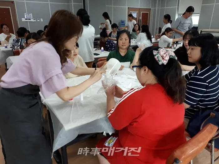 곡성군은 17일 임산부 및 출산부를 대상으로 ‘천연 로션, 아토밤 만들기 교실’을 운영했다.(사진_곡성군청)