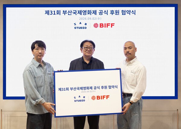 (왼쪽부터) 아이앱 스튜디오 김한준 대표, 부산국제영화제 박광수 이사장, 아이앱 스튜디오 신동민 대표. (사진_BIFF)