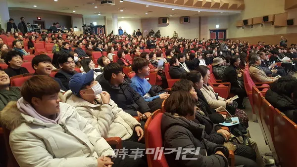 지난 19일 경산시민회관에서 열린 이덕영 원장의 '아침을 여는 소리' 출판기념회에 참석한 축하객들(사진_아침을 여는 소리)