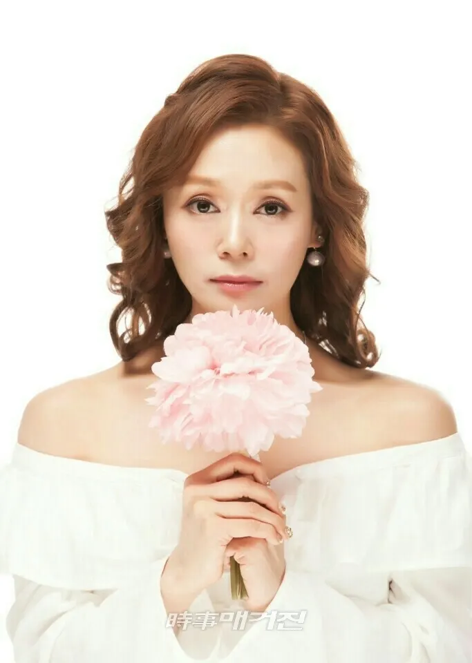 ‘오빠 힘내!’, ‘내 나이는 여자’의 가수 김서영. JTBC 히든싱어 장윤정 편에서 ‘상도동깝윤정’으로 출연하며 대중들에게 잘 알려진 그녀가 최근 ‘선물’이란 곡으로 더욱 왕성한 활동을 펼치고 있다.(사진_G엔터테인먼트)