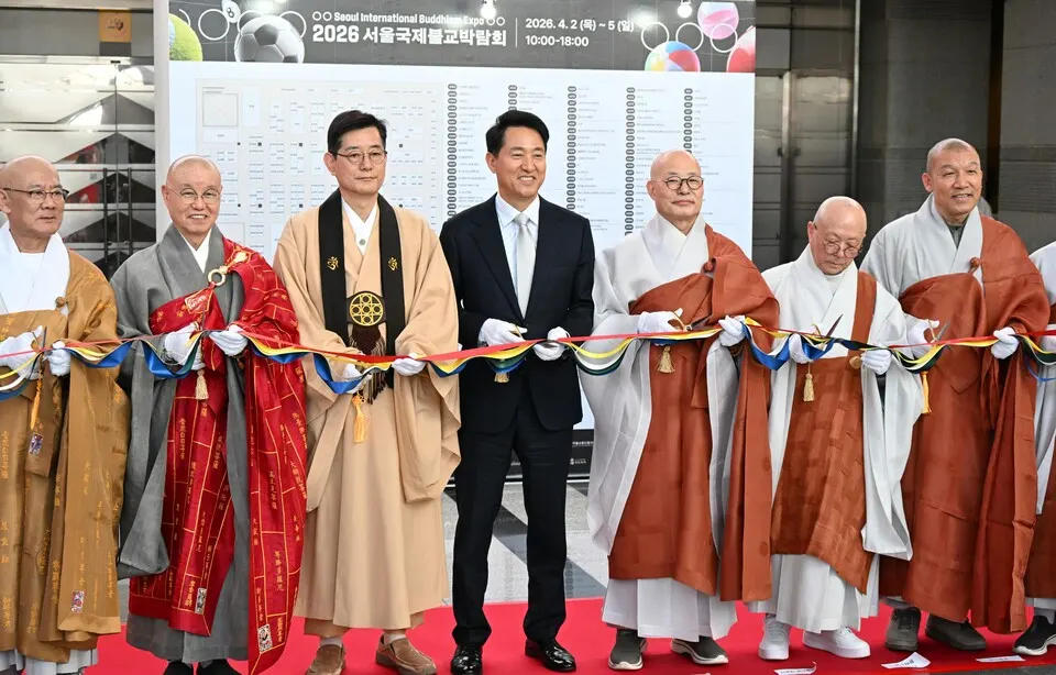 2일 오세훈 서울시장이 강남구 코엑스에서 열린 '2026 서울국제불교박람회' 개막식에서 테이프 커팅을 하고 있다.(사진_서울시)