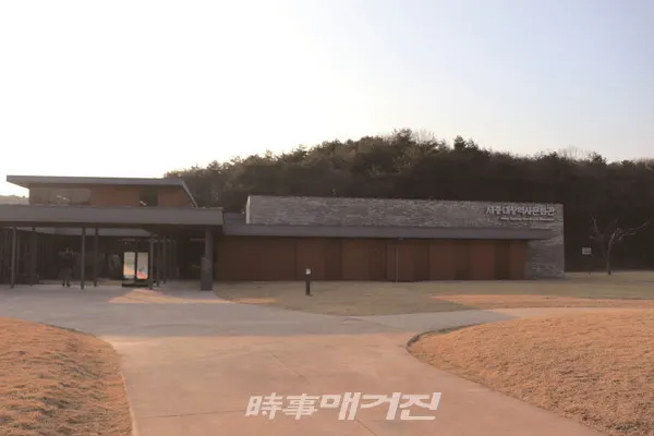 세종대왕 능 입구에 위치한 세종역사문화관에는 3개의 상설전시관과 1개의 기획전시실, 영상실, 카페, 수장고 등을 갖추고 있다.