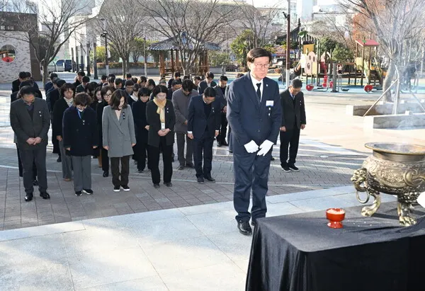 2일 정종복 기장군수와 간부공무원들이 기장항일운동 기념탑에서 참배를 하면서, 새해 새로운 각오를 하고 있다.(사진_기장군)