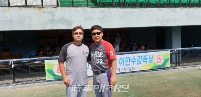 이만수 헐크파운데이션 이사장이 제주 제일중학교 유병욱 김독과 기념사진을 촬영하고 있다(사진_헐크파운데이션)