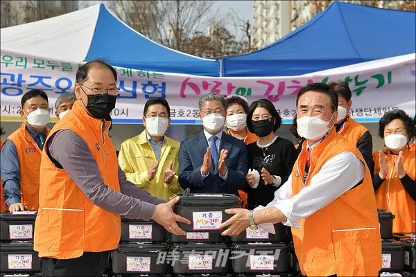 광주 서구 금호2동 자생단체, 와이신협과 더불어 이웃사랑 김장봉사!(사진_광주 서구제공)