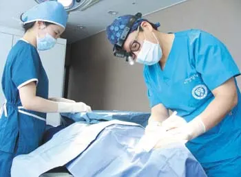 ▲ 조 원장의 주특기는 비절개 눈매교정술, 피부재배치를 이용한 앞트임 수술, 눈썹 밑 거상술, 결막을 통해 지방 재배치를 이용하는 하안검 성형술 등의 눈 성형과 자가 조직을 이용하는 코 성형, 절골술을 이용하는 비교정 수술로 유명하다.