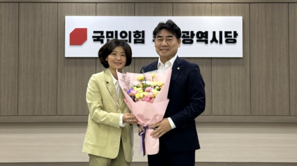 17일 오전 이성권 국민의힘 신임 부산시당위원장이 시당 운영위원회에서 축하 꽃다발을 받은 뒤 기념촬영을 하고 있다.(사진_국민의힘 부산시당)