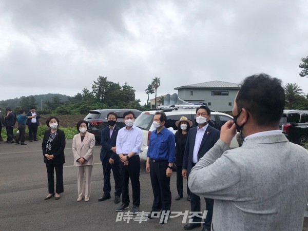 정세균 전 총리와 제주 제2공항 예정지 현장 주민간담회에서 고창권 제주제2공항건설촉구범도민연대 위원장이 발언을 하고 있다.