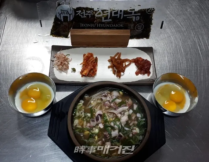 콩나물국밥은 대표적인 3대 명품음식이자 서민들이 즐겨먹는 음식으로 현대옥 프랜차이즈는 대중화를 넘어 세계화를 성공시키며 한국의 맛을 널리 알리고 있다.