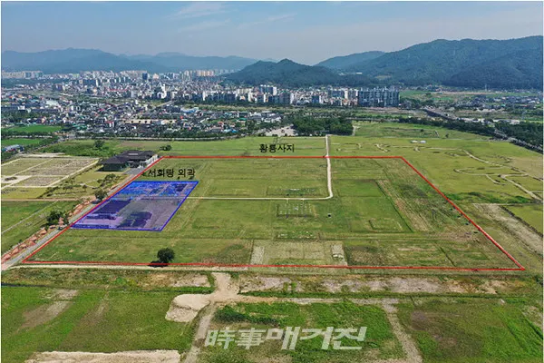 문화재청 국립경주문화재연구소는 “신라 사찰 학술조사연구사업으로 추진 중인 ‘황룡사 서회랑 서편지역 발굴조사 성과’를 25일 오후 2시 국립경주문화재연구소 유튜브 채널을 통해 온라인으로 공개했다”고 밝혔다.사진은 황룡사지 전경이다.(사진_문화재청)