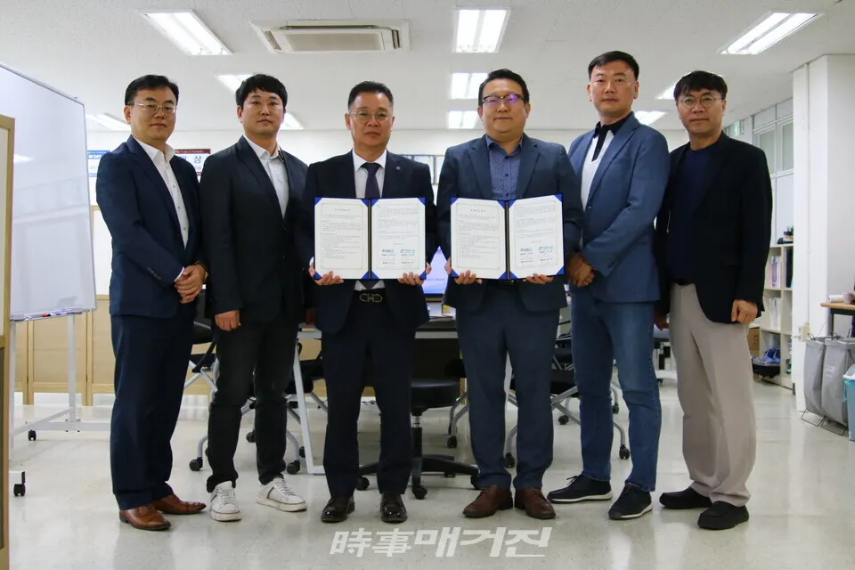 2일 (주)오르비스 파브리카와 (주)에셈블이 인공지능 기반으로 한국수자원공사 등 여러 국내외 사업의 활성화를 위한 업무협약을 체결하고 관계자들과 기념촬영을 하고 있다.(사진_오르비스)
