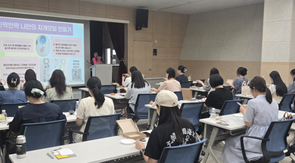 지난 17일 오후 미사보건센터 2층 대강당에서 개최된 ‘2026년 에코맘 출산준비교실’에 참여한 임산부들이 나만의 자개모빌 만들기를 하고 있다. (사진_하남시)