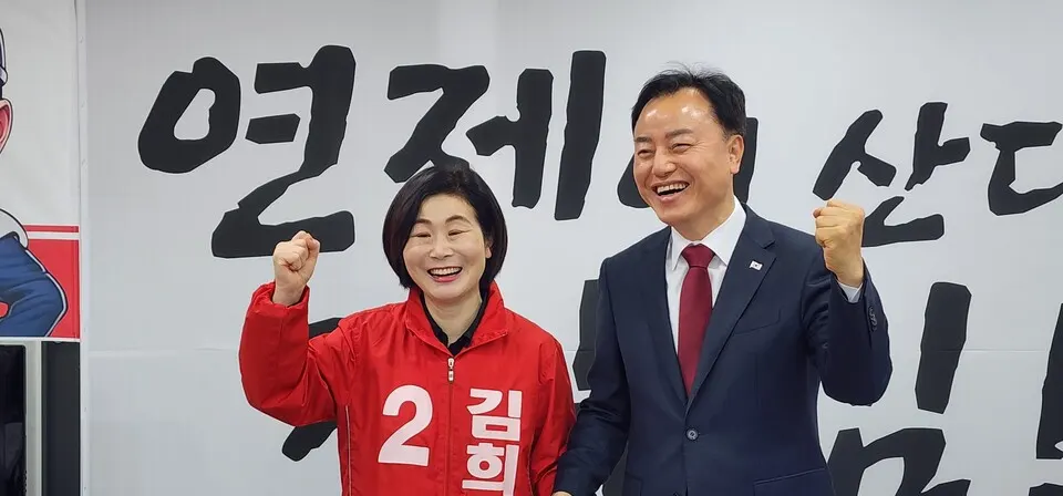 24일 이창진 국민의힘 예비후보가 “김희정 예비후보 돕겠다”고 결정하고 기념촬영을 하고 있다.(사진_선거캠프)