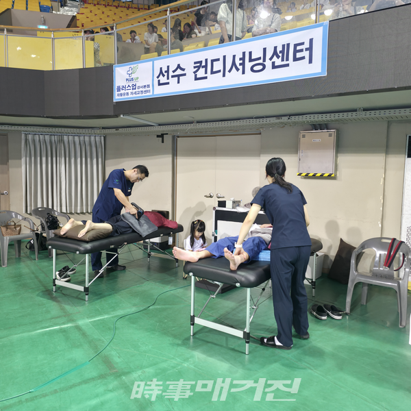협력업체 플러스업 에서 시력검사를 진행하고 있다. (사진_충청북도 태권도협회 제공)