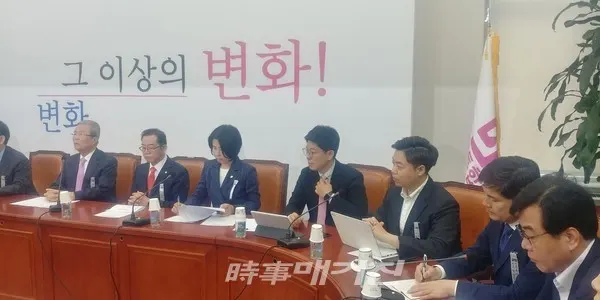 김미애 미래통합당 국회의원(왼쪽에서 세번째)이 6일 오전 국회에서 열린 비상대책위원회의에 참석하고 있다.(사진_김미애 의원실)