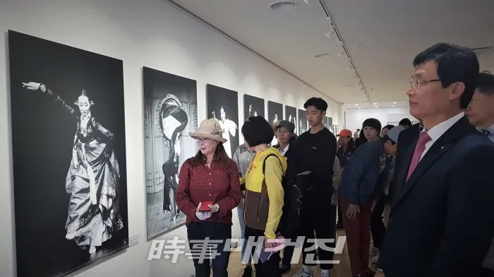 이환주 남원시장, “공연 아카이브 사진전-찰나•동행>展 시민들과 함께 관람 / 시사매거진 하명남 기자