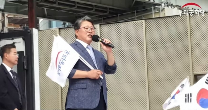 우리한국당 조원진 공동대표가 서울역 집회에서 결기를 보이며 문재인 정권퇴진을 요구하고 있다.