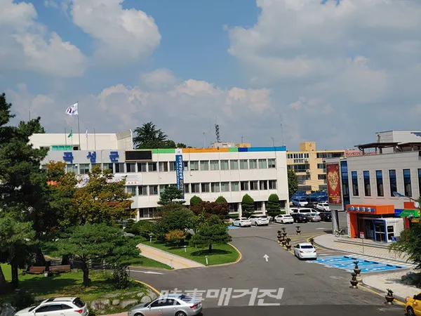 곡성군은 “지역민 3분(안재춘, 민윤기, 고구주)이 저소득층을 위해 유용하게 사용해 달라며 성금 200만원을 기탁했다”고 7일 밝혔다.사진은 곡성군청 청사 전경이다.(사진_송상교기자)