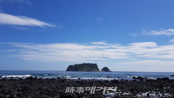 서귀포시 바닷가의 범섬(사진_서귀포시청)