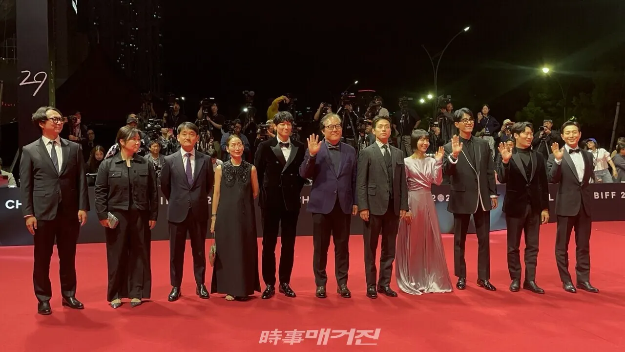 2일 제29회 부산국제영화제 개막식이 부산 해운대구 센텀시티 영화의전당에서 열렸다. 개막작 '전,란'의 주역인 김상만 감독과 배우 강동원, 박정민, 김신록, 차승원, 진선규, 정성일이 개막식 참석을 위해 레드카펫을 밟고 있다. (사진_정유희 기자)