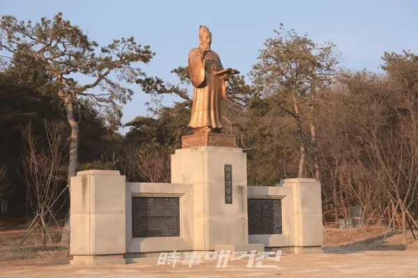 세종대왕 능과 주변을 새롭게 단장하여 경내에 만든 세종대왕상
