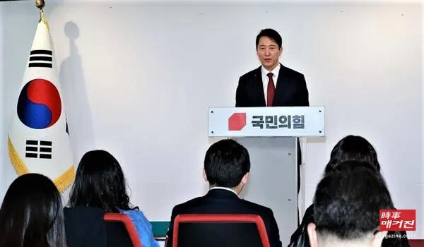 오세훈 서울시장이 12일 서울 영등포구 국민의힘 중앙당사에서 제21대 대통령 선거 불출마 선언 긴급 기자회견을 하고 있다.(사진_뉴시스)