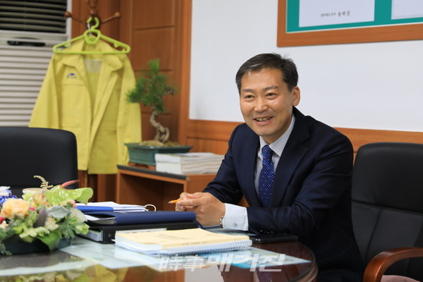 활기찬 젊은 군수 전춘성 군수는 진안의 꿈을 이루는 비전과 군민의 꿈을 이루기 위해 만전을 기하고 있다.