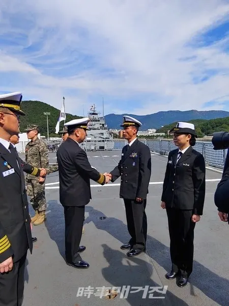16일(수) 오전 진해 군항에서 열린 '청해부대 29진 입항 환영행사'에서 해군작전사령관 박기경 중장(왼쪽)이 청해부대 29진 장병들과 악수하고 있다.(사진_송상교기자)