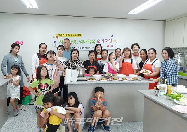 곡성군 건강가정·다문화가족지원센터에서는 곡성중앙초등학교와 협력해 운영하고 있는 ‘자녀사랑, 엄마행복 요리교실’이 참가자들에게 호평을 받고 있다.(사진_곡성군청)