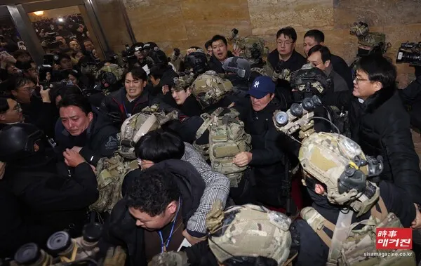 ​2024년 12월 3일 22시 23분경, 윤석열 대통령은 긴급 브리핑을 열고 대한민국 역사상 전례 없는 방식으로 비상계엄을 선포했다. 이후 박안수 육군참모총장을 사령관으로 하는 계엄사령부는 제1호 포고령을 발표한 뒤 제1공수특전여단과 제707특수임무단 등에 소속된 정예 특수부대 무장 병력을 투입, 국회의사당과 더불어민주당 중앙당사, 중앙선거관리위원회 청사 등에 진입 및 점거를 시도했다.(사진_뉴시스)