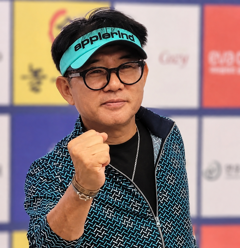 제9회 연예인 자선골프대회 주최/주관한 개그맨 나경훈이 성공적인 개최를 기원하며 포즈를 취하고 있다