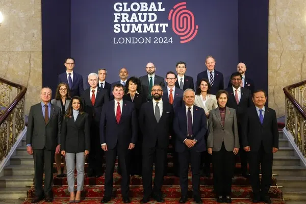 11일 오전(현지시간) 영국 런던에서 열린 글로벌 사기범죄방지 정상회의(Global Fraud Summit). 영국 등 11개국 대표들과 기념 촬영을 하고 있다.(사진_행정안전부 제공)