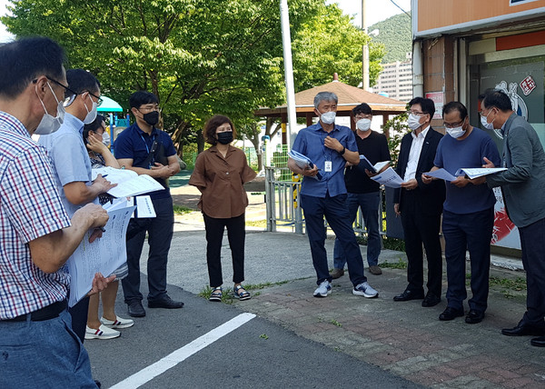 ▲ 지난달 28일 흥화아파트에서 박현식 여수시 부시장 주재로 현장회의를 열고, 시민들의 아이스팩 배출의 문제점들을 살펴보며 생생한 현장의 목소리를 듣고 있다.