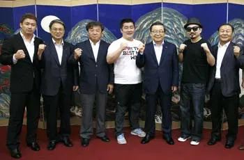 ▲ 구미시에서 개최되는 ‘ROAD FC 제13회 대회’는 특히 시 차원의 지원 속에서 열리는 대회로 관심을 끌고 있다. ‘로드 FC’측과 구미시가 내년부터 매년 대회를 개최하기로 합의, 지역축제로 승화시킨 것이다. 로드FC의 정문홍 대표와 박상민 부대표, 남유진 구미시장외 관계자들이 성공적 대회를 다짐하며 화이팅을 외치고 있다.