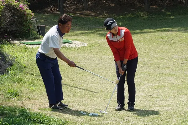 이명하 프로가 광주 스카이골프연습장 PAR3에서 레슨을 하고 있다.