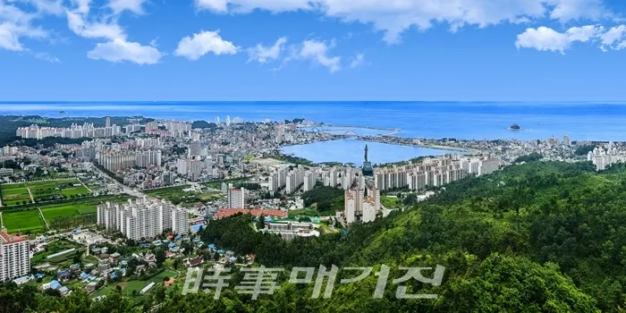 속초시는 ‘관광도시’로 유명하다. 대한민국의 대표적인 관광도시로 자리매김하기 위해 속초시는 민선6기 들어 속초시 시정 브랜드 슬로건을 ‘대한민국 제일의 관광도시, 시민과 함께하는 행복도시 속초’로 정해 ‘대한민국 최고의 관광도시 속초’, 더 나아가 ‘세계 속의 최고의 관광도시 속초’로 나아가기 위해 속초만의 특화된 사업을 추진하고 있다. (출처_속초시청)