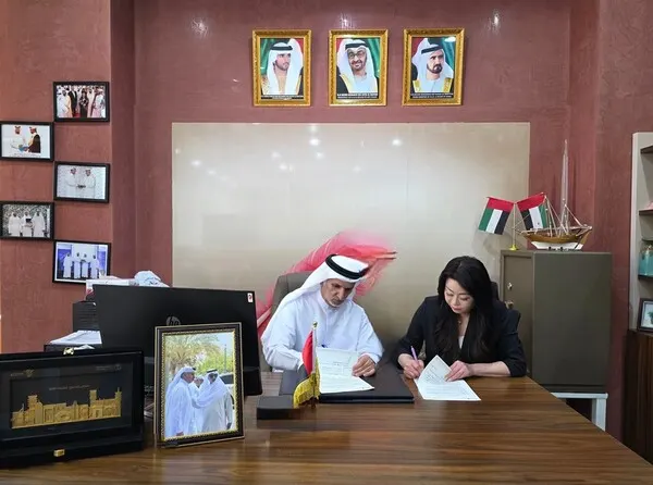 UAE 타할라스 그룹 회장 자말 알 모하메드 회장과 DHB GROUP 김옥주회장이 MOU를 체결했다