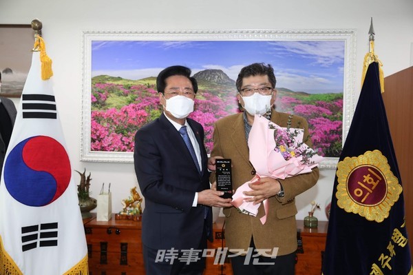 좌남수 제주도의회 의장과 이성주 회장이 제주도의회 의장실에서 기념 촬영을 하고 있다.