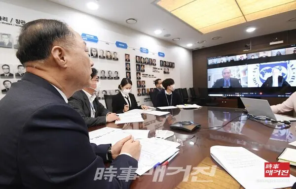홍남기 경제부총리 겸 기획재정부 장관은 지난 1월 25일 “IMF 미션단은 ‘한국은 성공적으로 코로나 충격을 극복한 첫 번째 선진국이다’라고 강조해서 평가를 해줬다”며 “양자면담이라는 분위기를 감안하더라도 이와 같은 평가는 이례적”이라고 언급했다. 사진은 홍 부총리 가 25일 오후 세종시 정부세종청사에서 열린 2022년 국제통화기금(IMF) 연례협의 관련 한국 미션단 화상 면담에서 마틴 카우프만 IMF 미션단장으로부터 연례협의 결과를 보고받고 한국의 경제전망 및 정책에 대해 논의하고 있다. (사진_기획재정부)