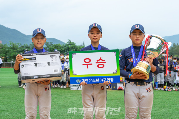 의정부시유소년야구단이 우승 기념사진을 촬영하고 있다.(사진_대한유소년야구연맹)