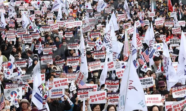 15일 경북 구미시 구미역 광장 앞에서 열린 세이브코리아 주최 국가비상기도회에서 참가자들이 윤석열 대통령 탄핵 반대 구호를 외치고 있다.(사진_나경원 의원실)