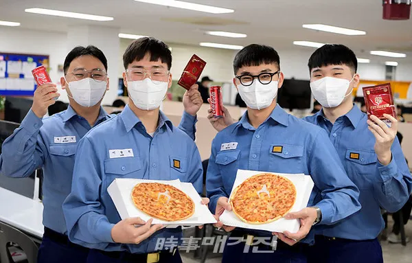 해군1함대사령부가 1월 13일(수) 코로나 블루 방지와 스트레스 완화 및 면역력 강화를 위하여 장병들에게 특식으로 피자와 홍삼즙을 제공했다.(사진_해군1함대사령부)