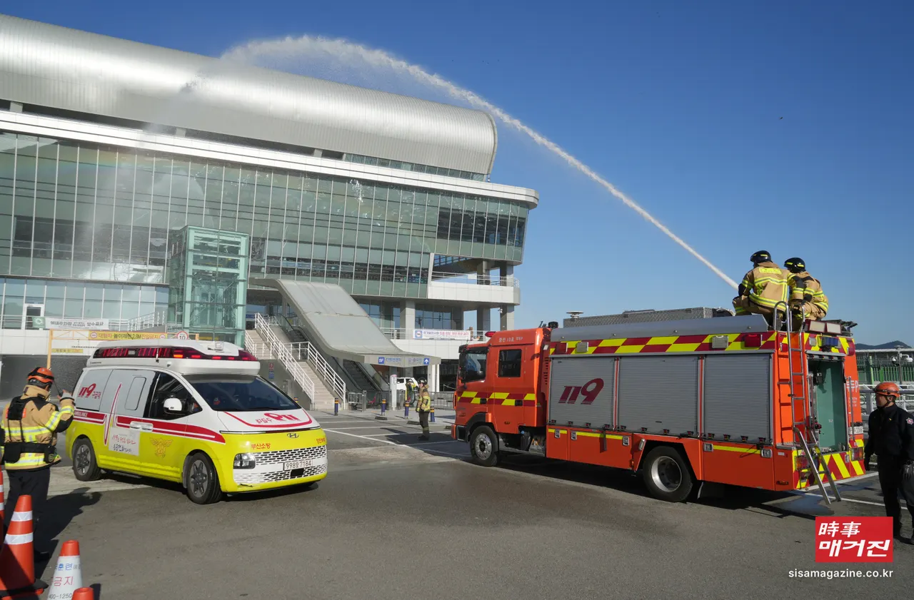28일 부산항 국제여객터미널에서 열린 '2026년 재난대비 안전한국훈련'에서 소방대원들이 터미널 화재 상황을 가정해 소방차를 이용한 방수·진압훈련을 실시하고 있다.(사진_부산항만공사)