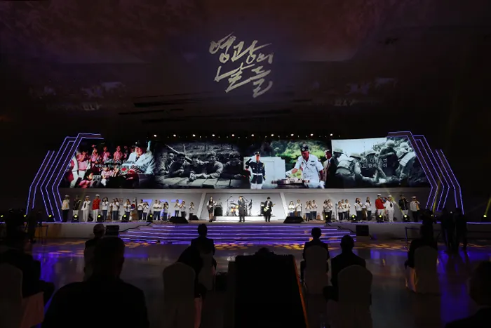 6․25전쟁 70주년 ‘유엔군 참전의 날’ 기념식에서 리틀엔젤스 예술단, 몽니 밴드, 국방부 중창단이 기념공연을 하고 있다. (사진_김형석 기자)